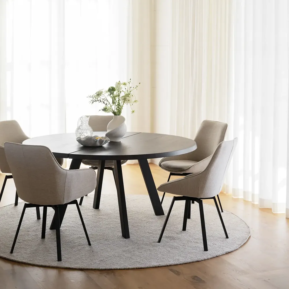 Alison stol med armlæn lysebeige stof/ben i sort metal