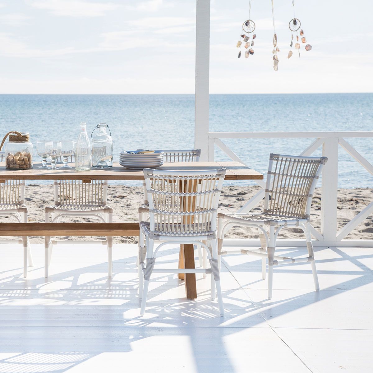 Margret armlænsstol i hvid / beige kunstflet