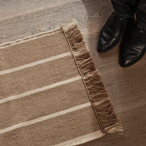 Calm Kelim Tæppe  140x200 cm- Dark Sand/Off-white