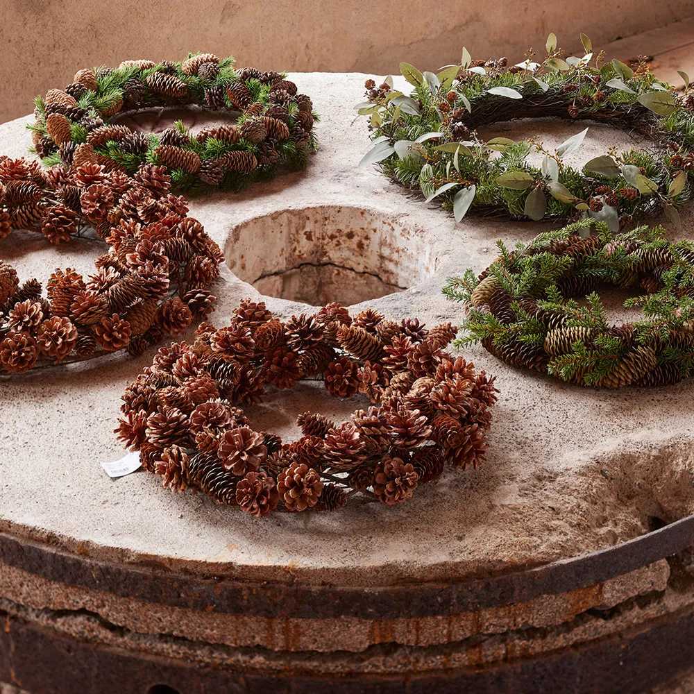 Julekrans med kogler 45 cm