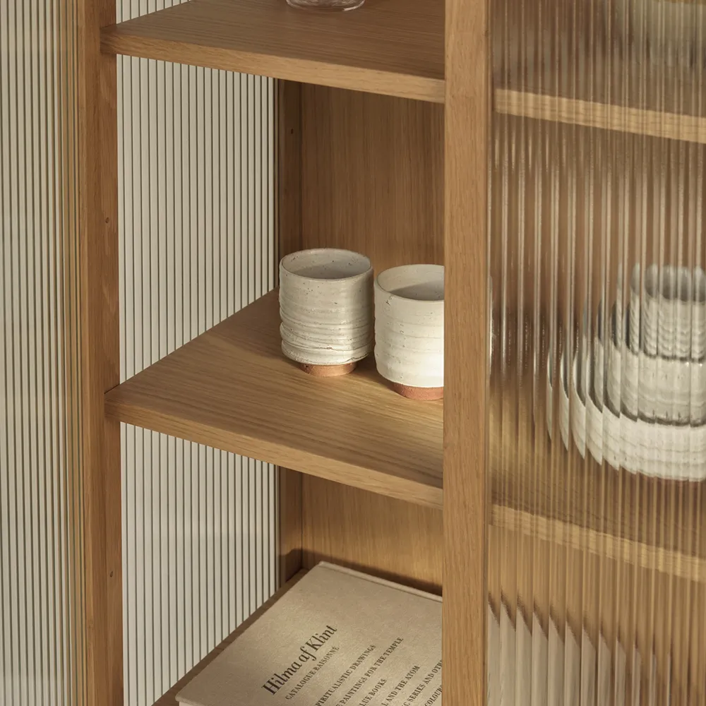 Reed Vitrineskab - Natural Oak