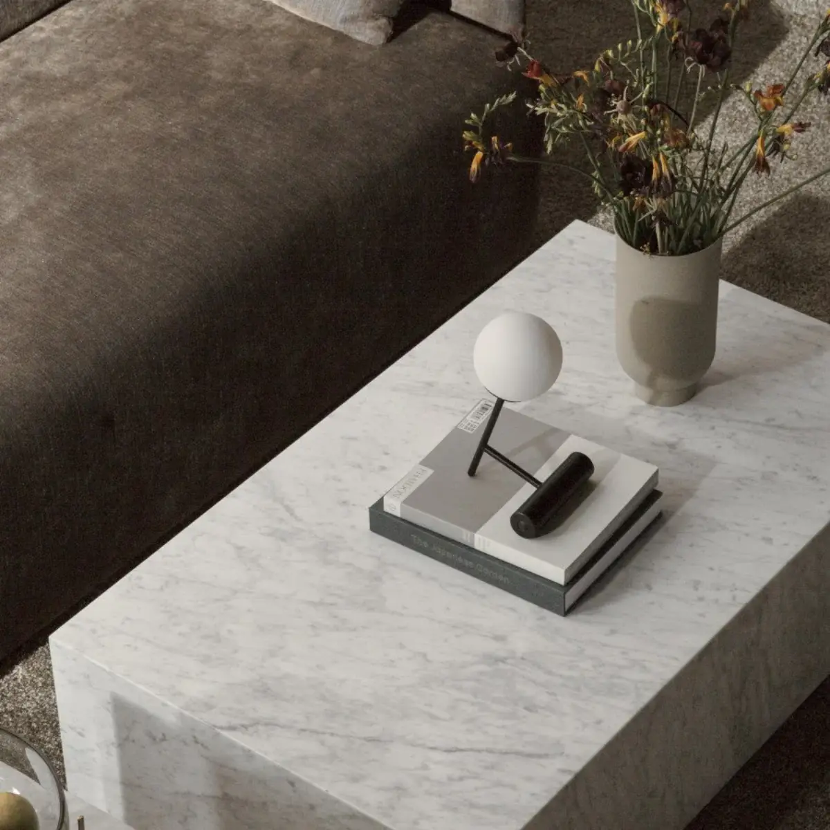Plinth sofabord i lav marmor, Carrara