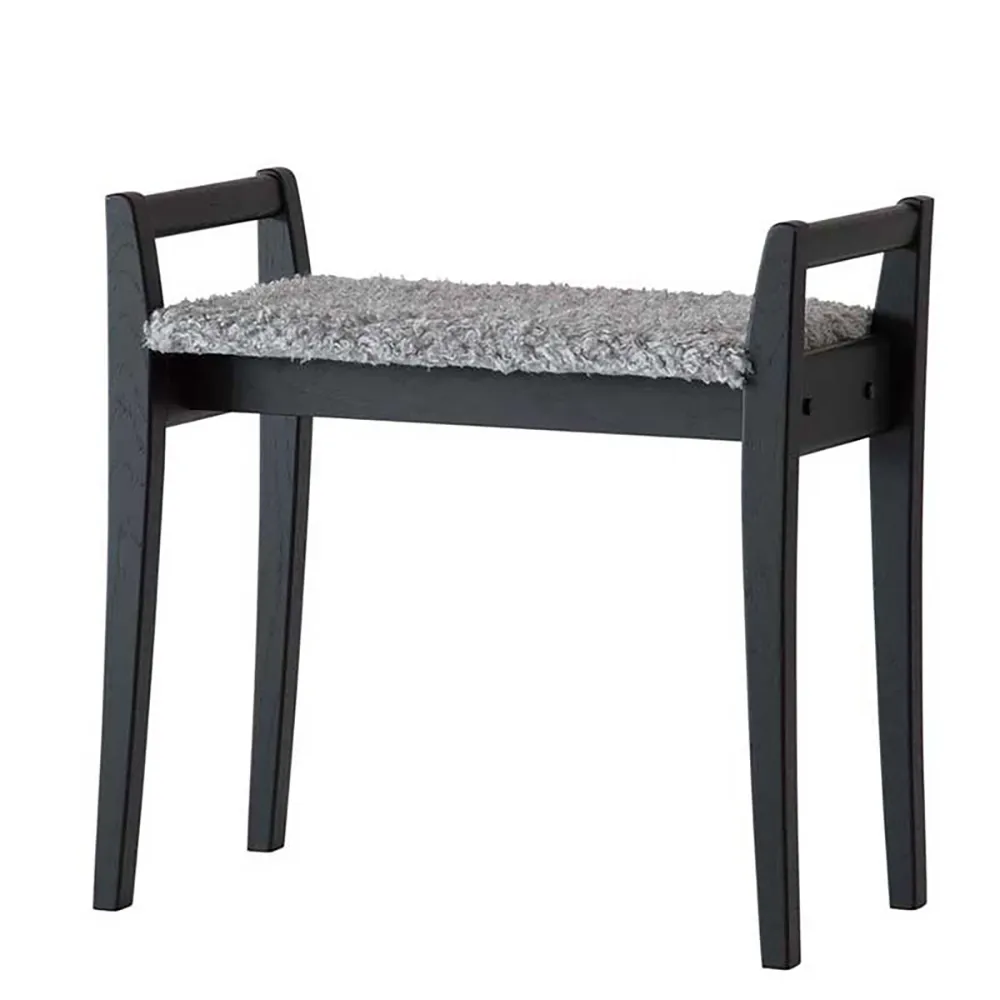 Oscarssons Möbel, Meja Stool Sortbejdset eg/fåreskindslook Lysegrå
