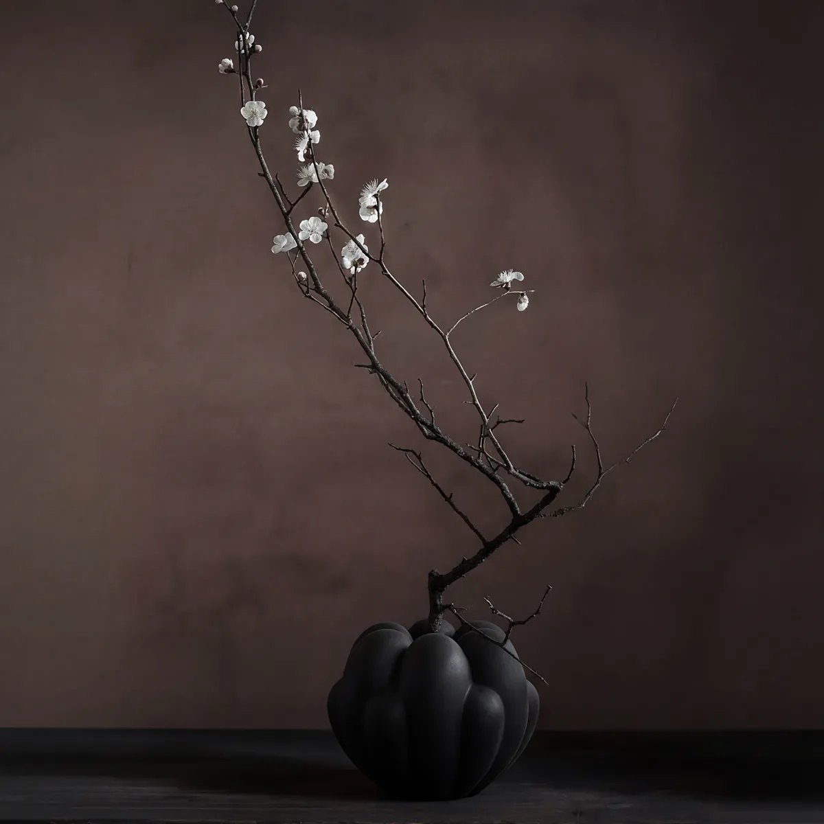 Håndlavet vase Bloom Mini Black H27 cm