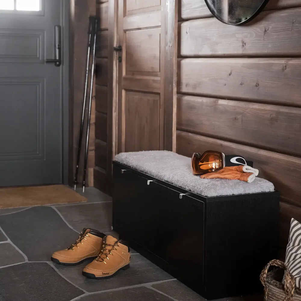 Confetti opbevaringsbænk i sortbejdset eg/fåreskind-look