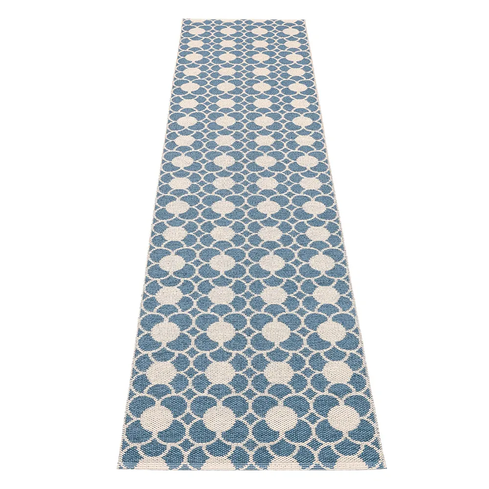 Pappelina, Anya tæppe River Blue/Vanilla 70 x 300 cm