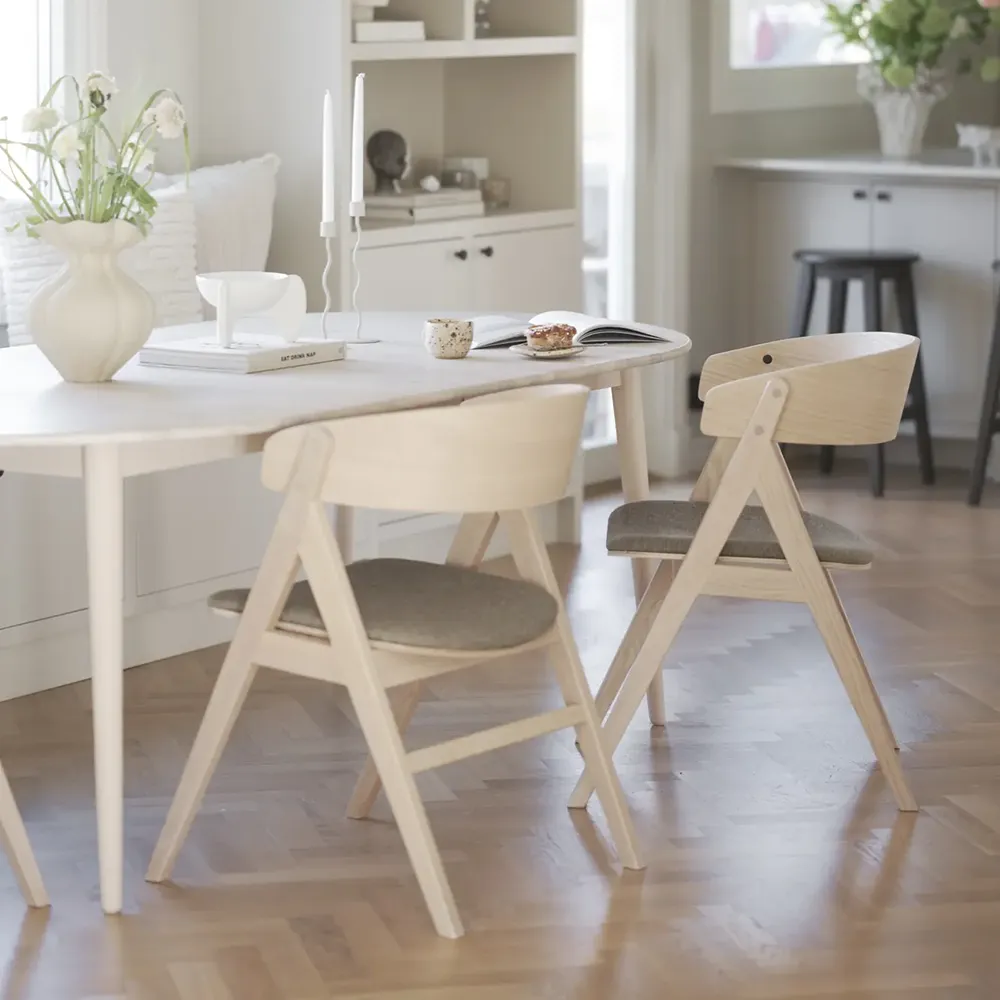 Waterton spisestol med armlæn hvid pigmenteret eg/brunt stof