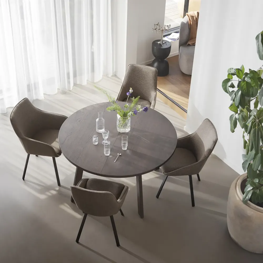 Alison stol med armlæn mørkebeige stof/ben i sort metal