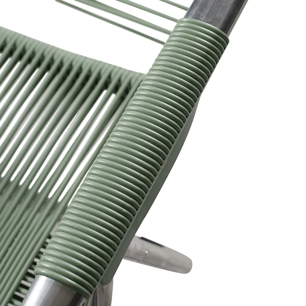 Spaghetti solstol i sage green aluminium