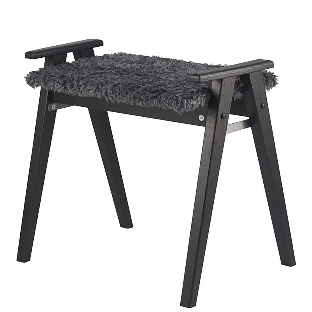 Oscarssons Möbel, Alme Stool Sortbejdset eg/fåreskindslook mørkegrå