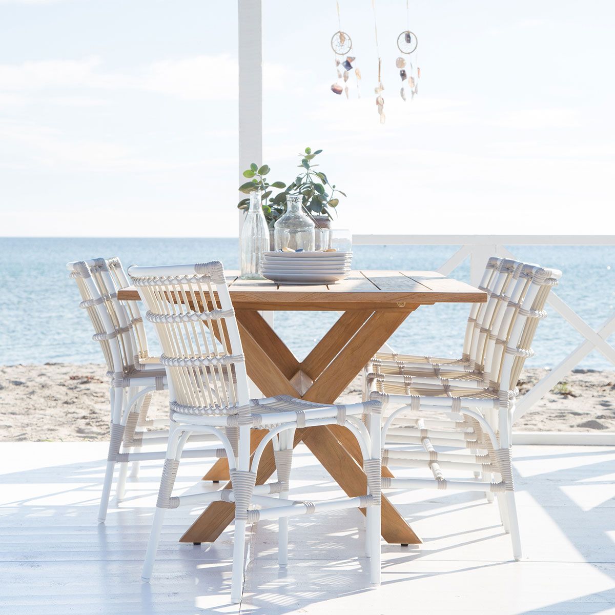 Margret armlænsstol i hvid / beige kunstflet