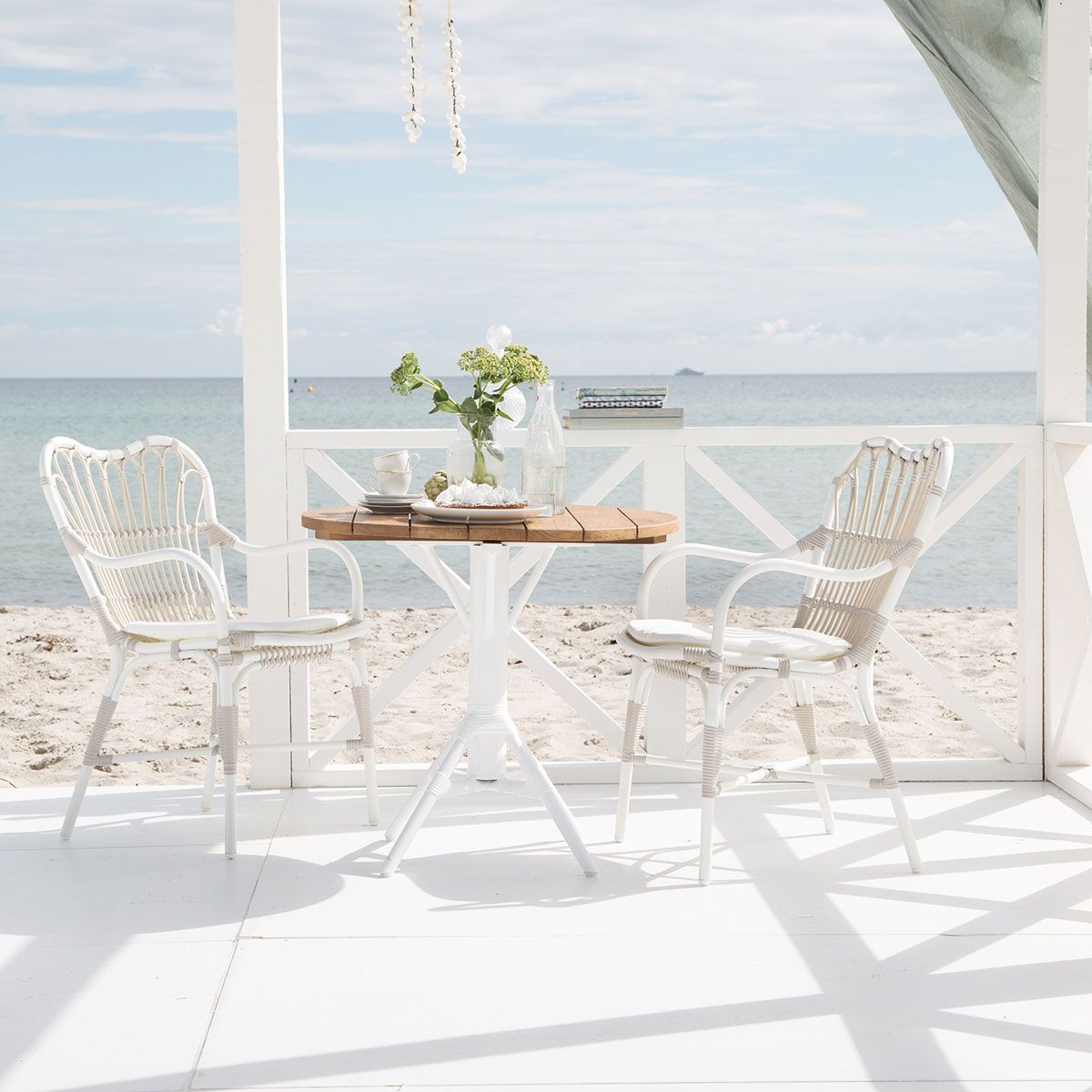 Margret armlænsstol i hvid / beige kunstflet