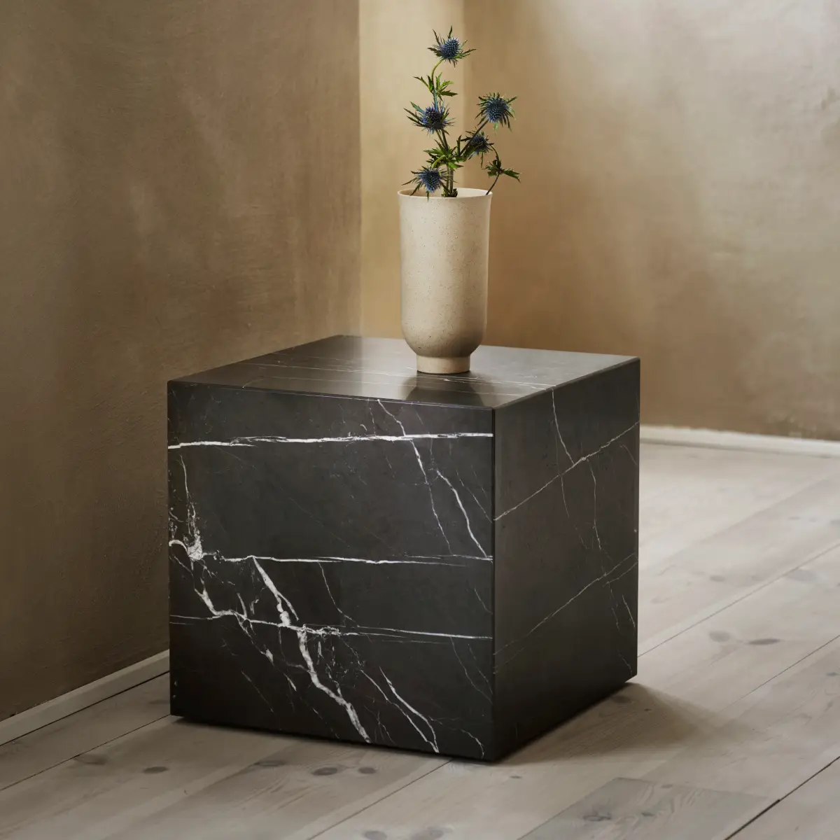 Plinth-bord i Nero Marquina-marmor