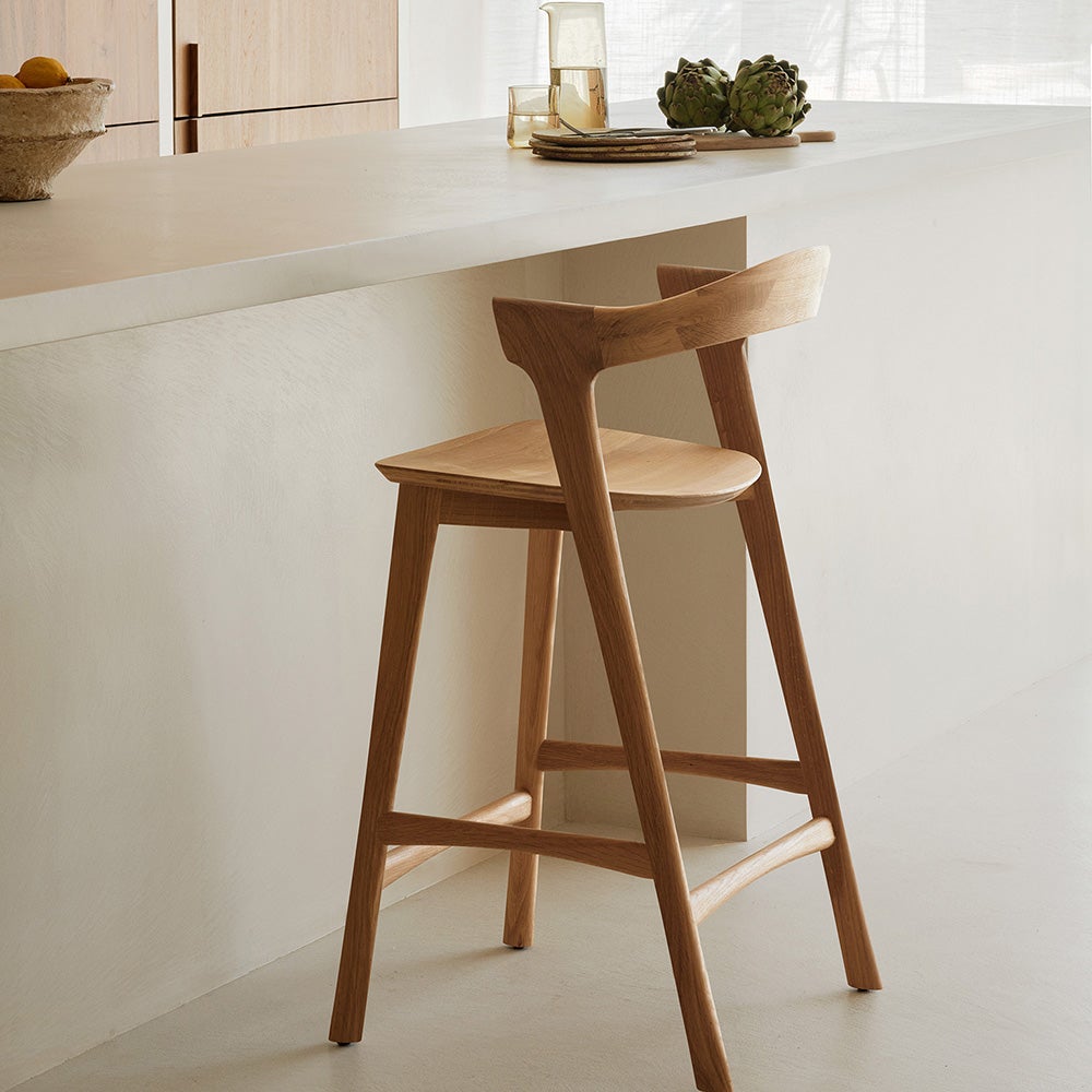 Bok Lav barstol lakeret eg