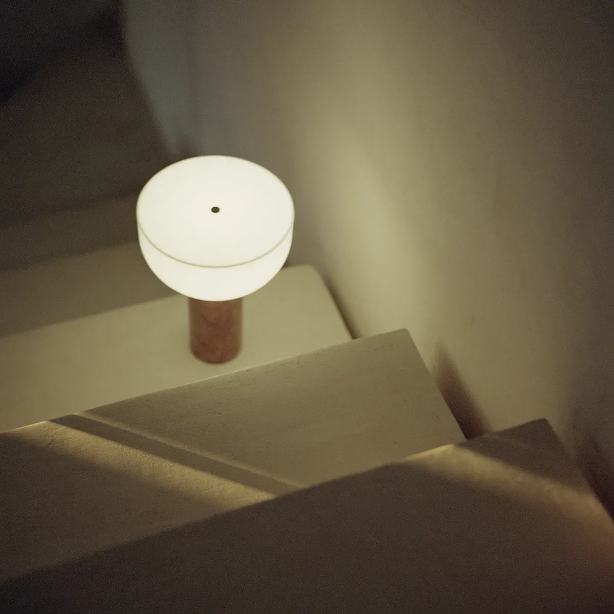 Kizu Bærbar bordlampe Breccia Pernice
