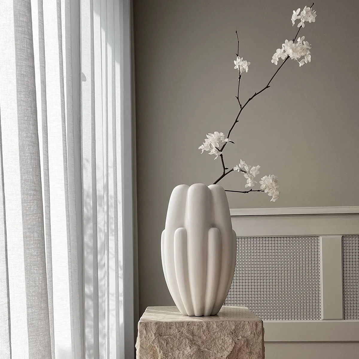 Håndlavet vase Bloom Slim Mini Bone White H34 cm