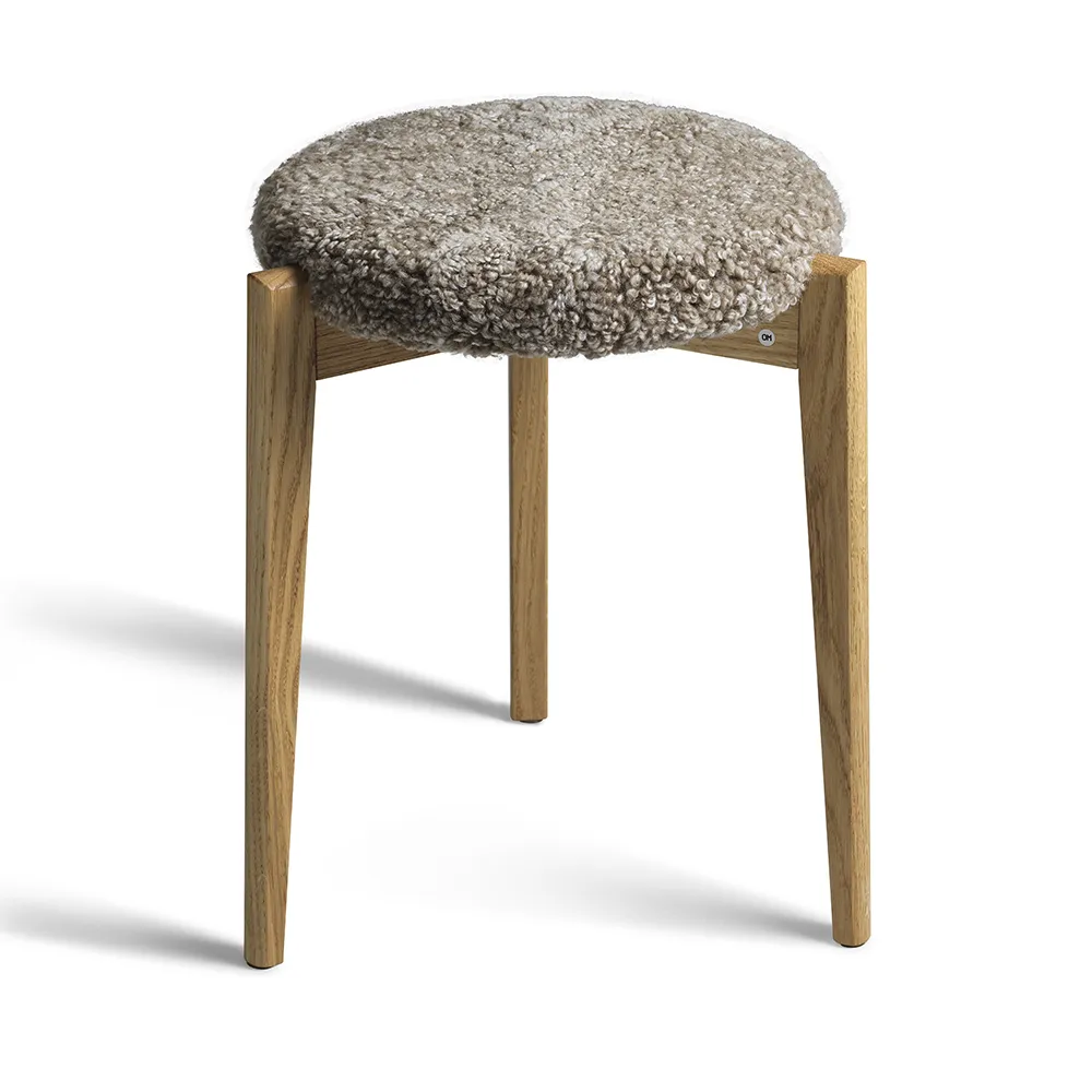 Oscarssons Möbel, Vinz Skammel olieret eg/fåreskind Sahara