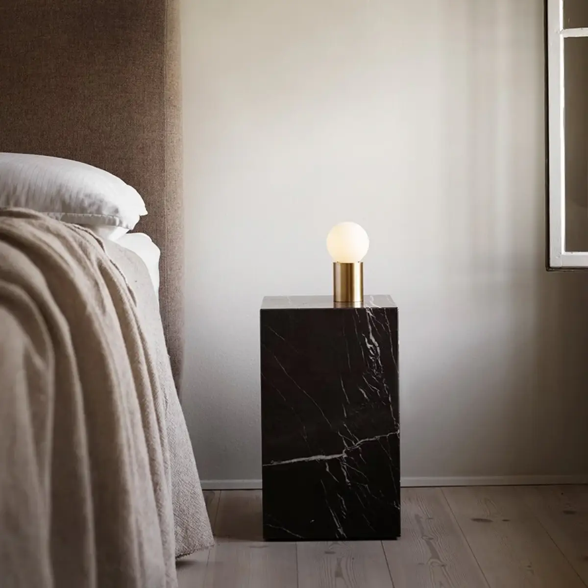 Plinth sidebord i marmor, højt, Nero Marquina