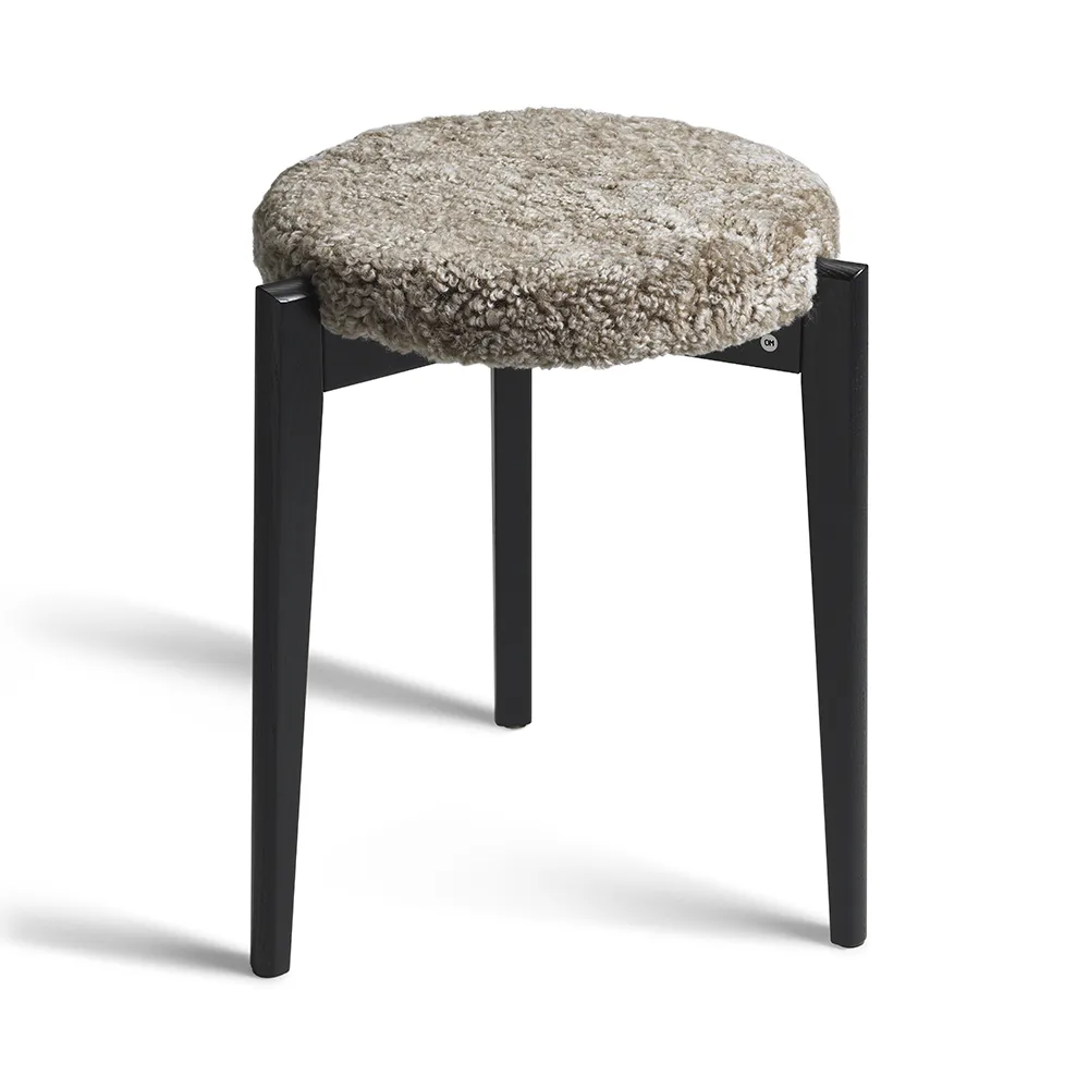 Vinz Stool Sortbejdset ask/fåreskind Sahara