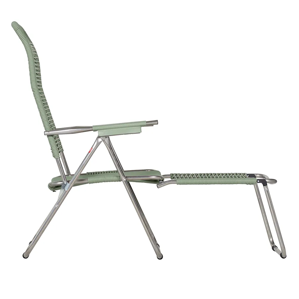 Spaghetti solstol i sage green aluminium
