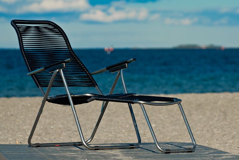 Spaghetti solstol i sort aluminium