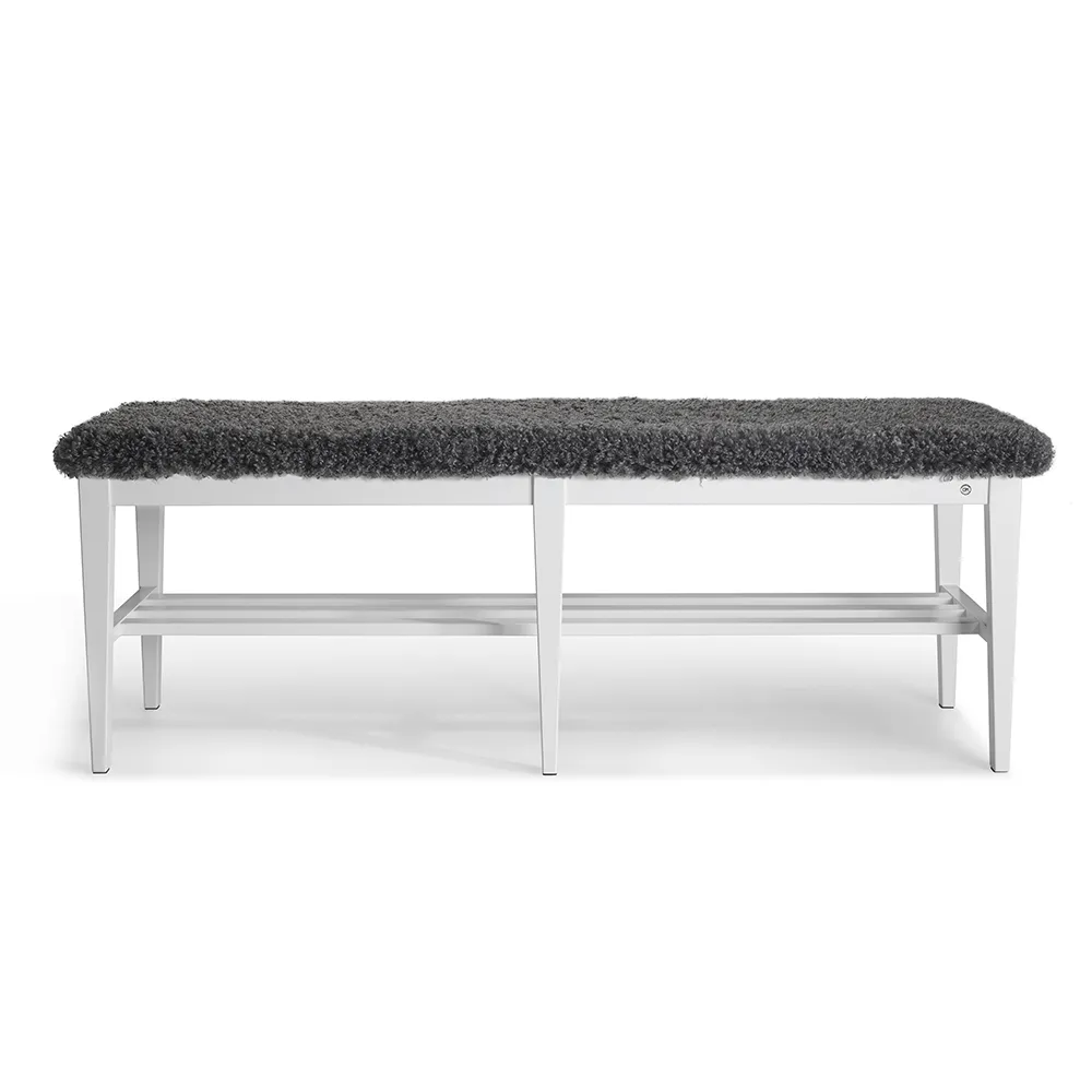 Oscarssons Möbel, Nadja Bænk 130 cm Hvidlakeret birk/fåreskindslook Grå
