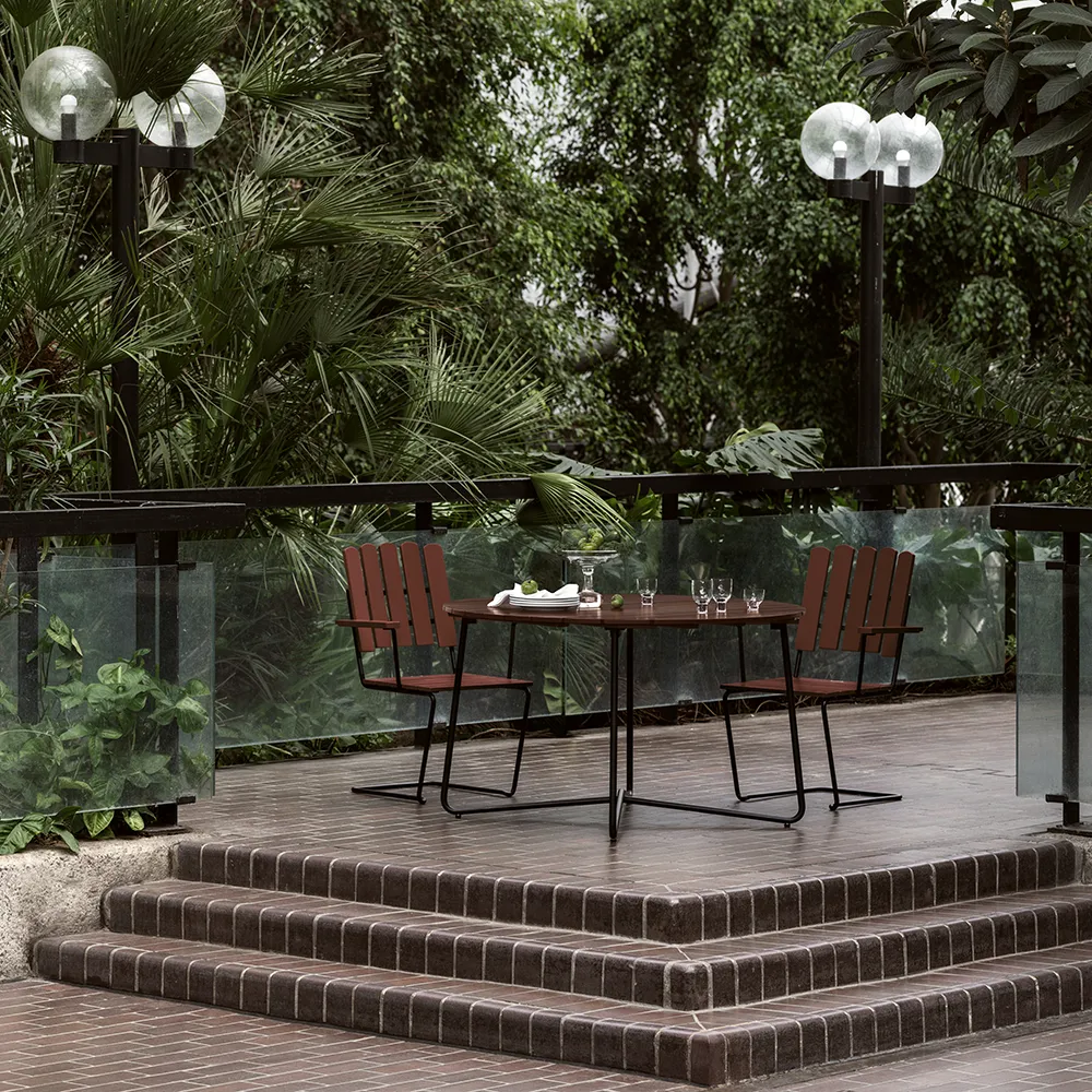 A2 lænestol Mørkerød lakeret eg / sort