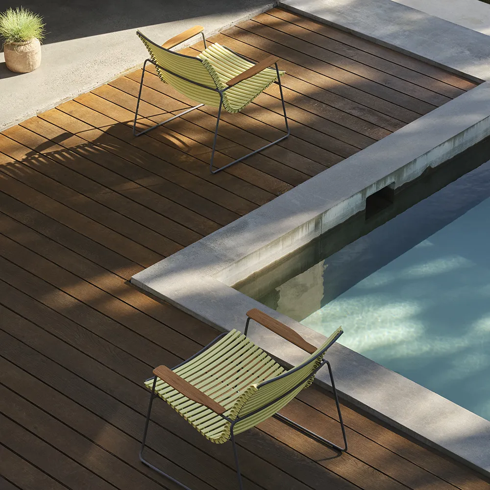 Click Roomy lounge chair Dusty Light blue. Frame: Grey. Armrest: Bam