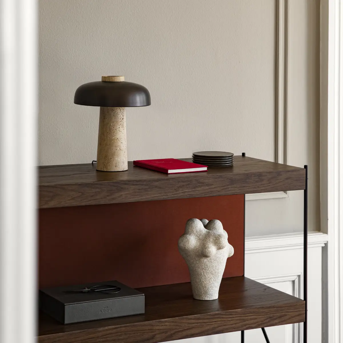Reverse bordlampe, travertin, sand/bronzet aluminium