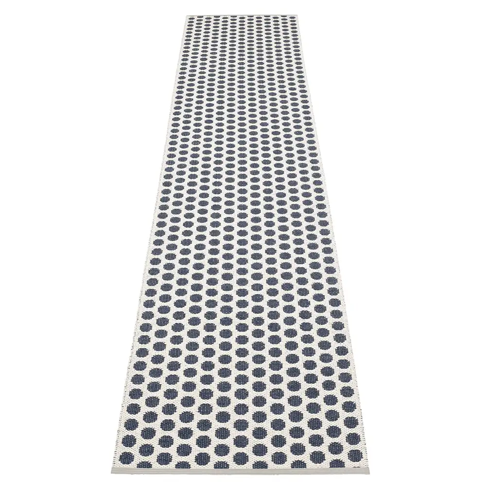 Pappelina, Noa tæppe 70x350 Dark Blue/Vanilla