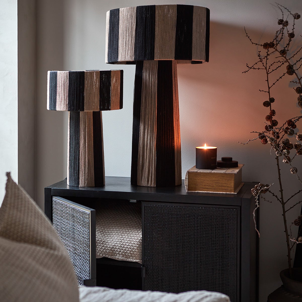  JULLAN bordlampe sort/naturlig 49 cm