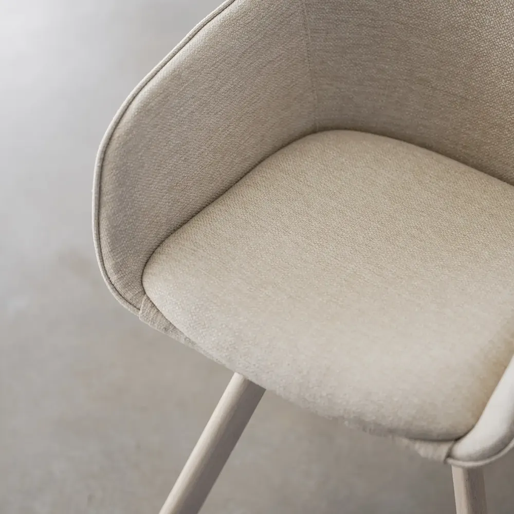 Alison stol med armlæn lysebeige stof/hvidpigmenterede ben i eg