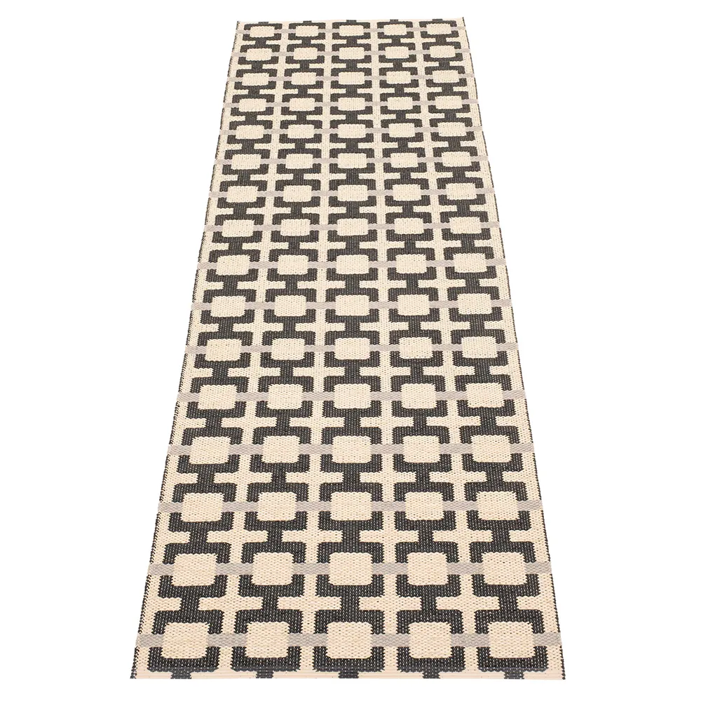 Pappelina, Tom tæppe Black/Cream/Warm Grey 70 x 240 cm