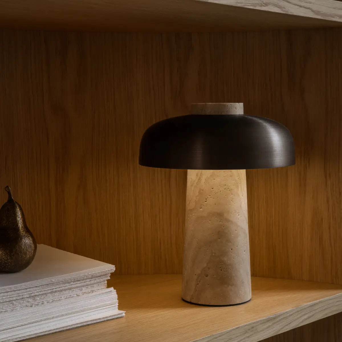 Reverse bærbar bordlampe Travertine, Sand/Aluminium, Bronzet