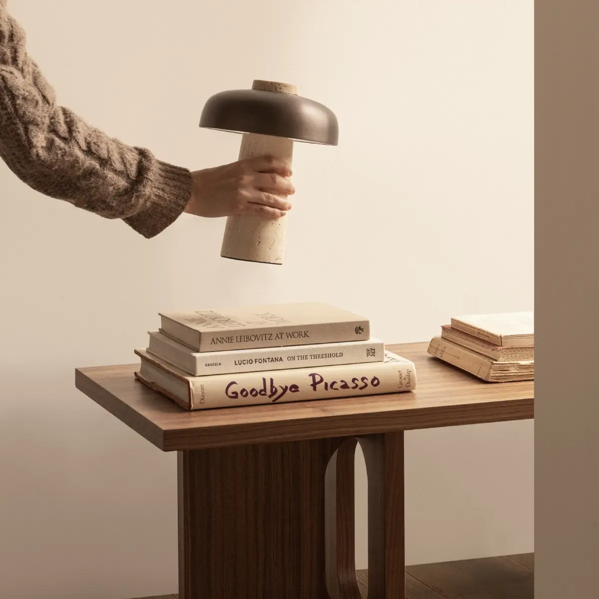 Reverse bærbar bordlampe Travertine, Sand/Aluminium, Bronzet