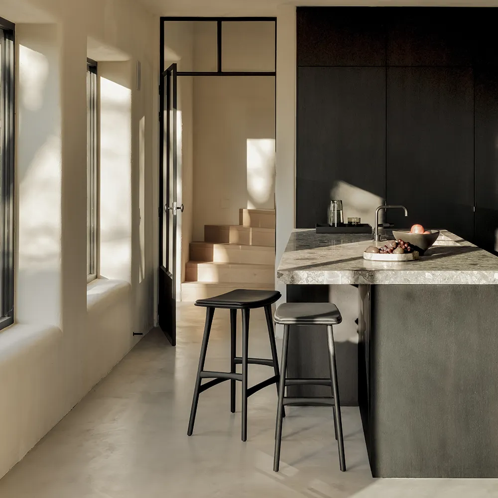 OssoBarstol Lav Sortlakeret eg/Black leather