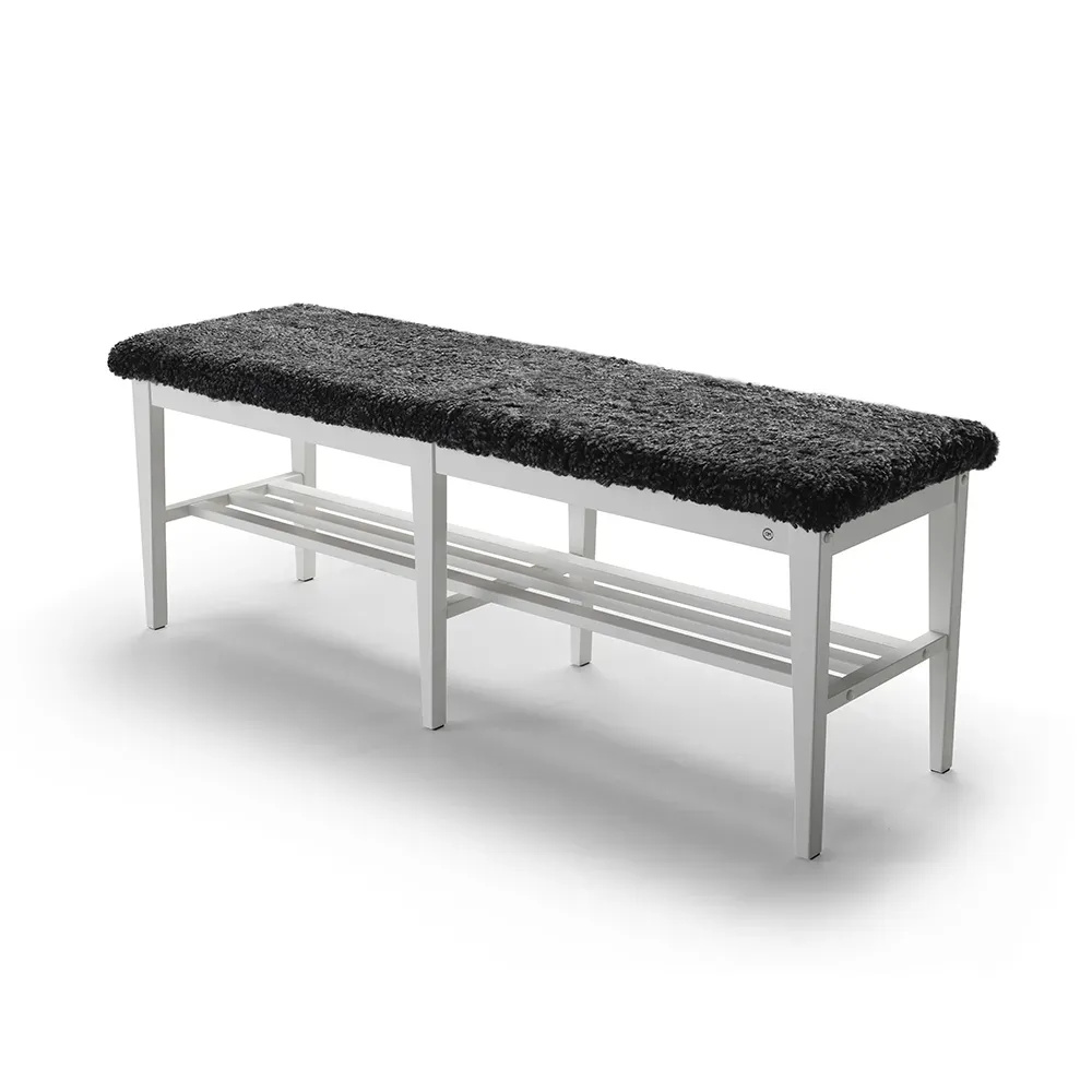 Oscarssons Möbel, Nadja Bænk 130 cm Hvidlakeret birk/fåreskind Mørkegrå