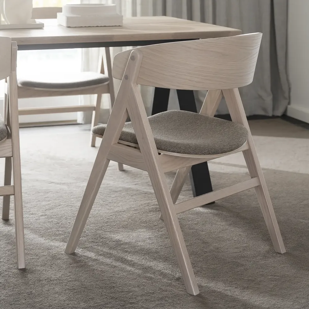 Waterton spisestol med armlæn hvid pigmenteret eg/brunt stof