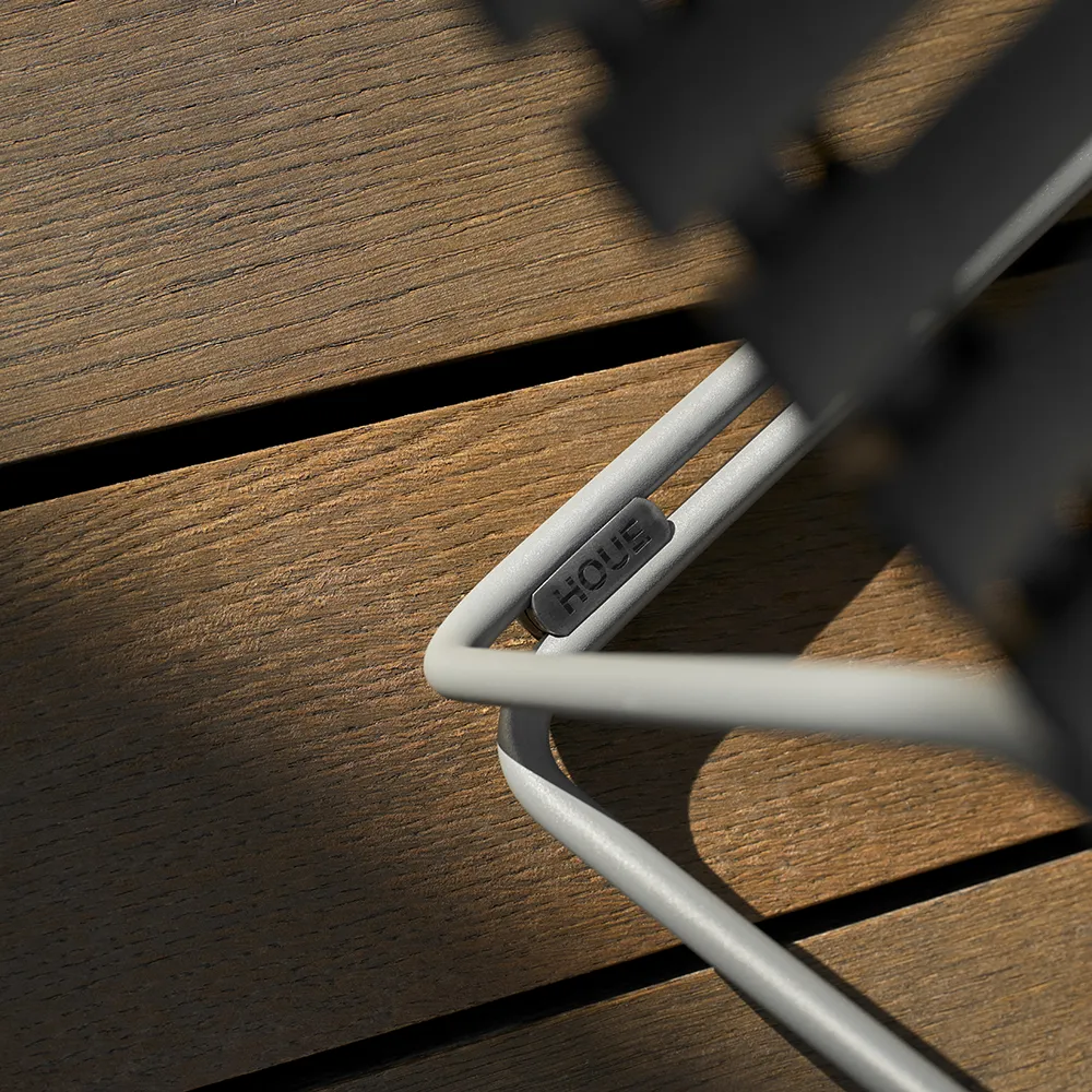 Click Adjustable chaise longue Beige. Frame: Grey