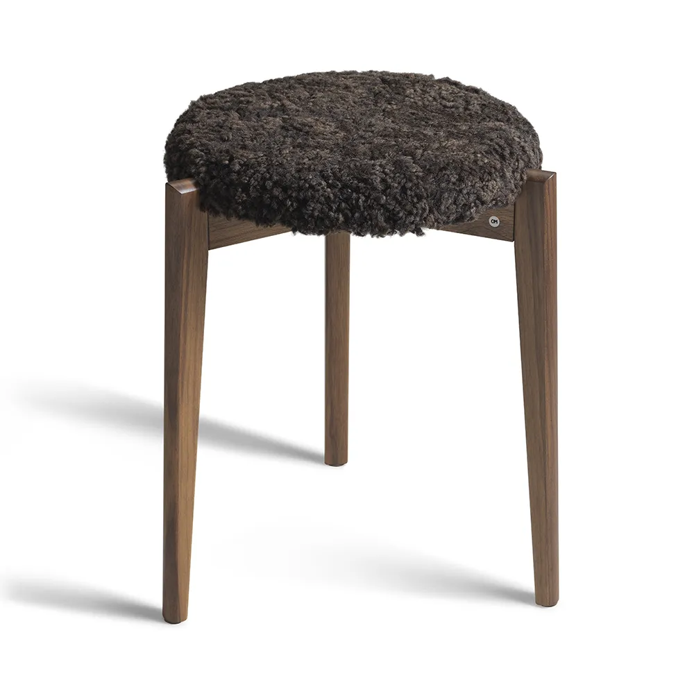 Oscarssons Möbel, Vinz Skammel olieret valnød/fåreskind brun