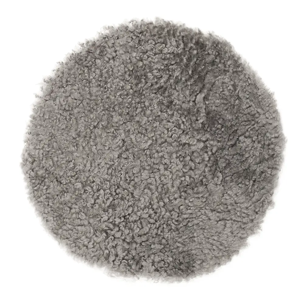 Skinnwille Curly Siddepude i fårskind ø34 cm Natural grey