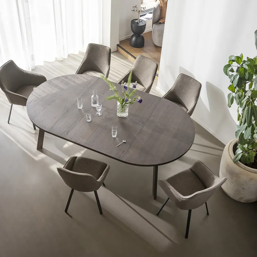 Alison stol mørkebeige stof/ben i sort metal