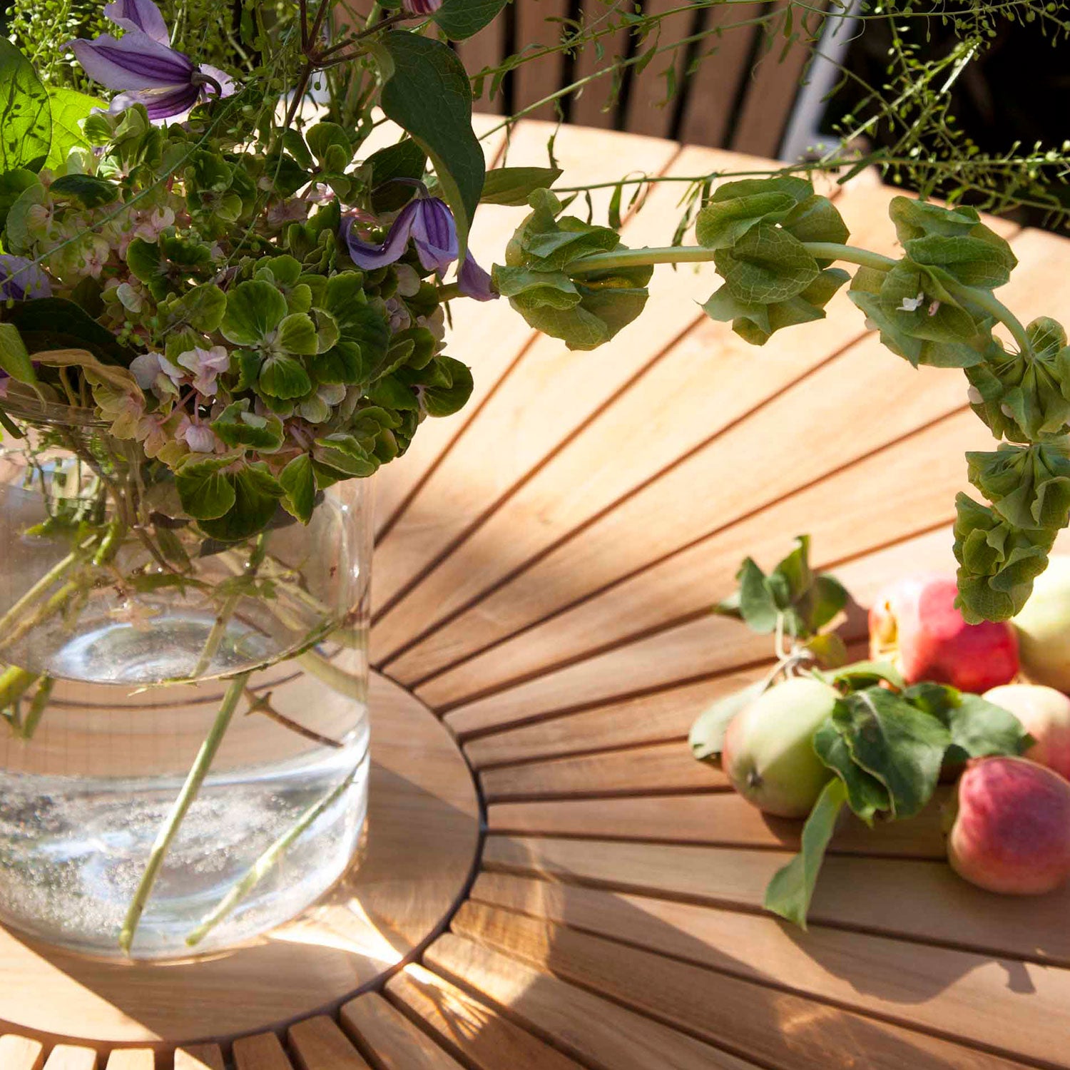 Hard & Ellen 150 cm havebord hvid/teaktræ 