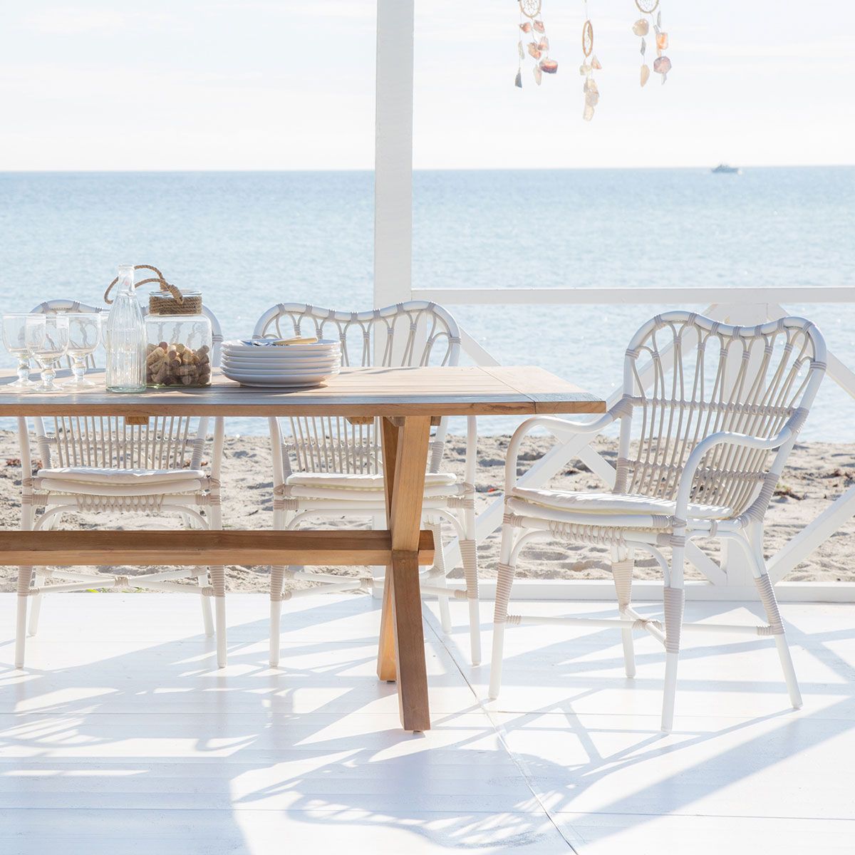 Margret armlænsstol i hvid / beige kunstflet