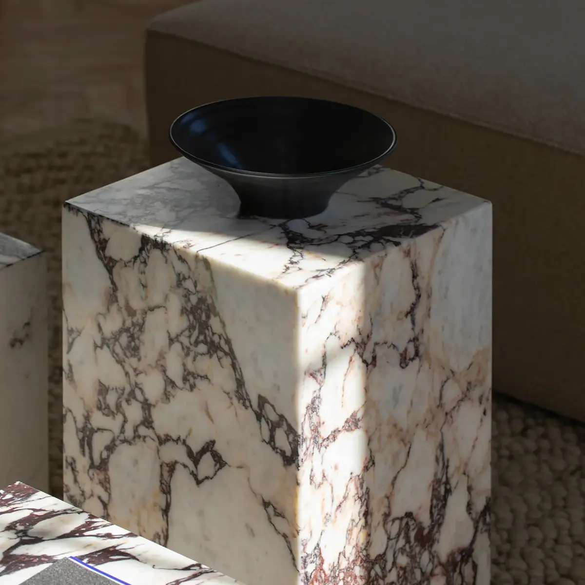 Plinth sidebord i marmor, højt, Calacatta Viola