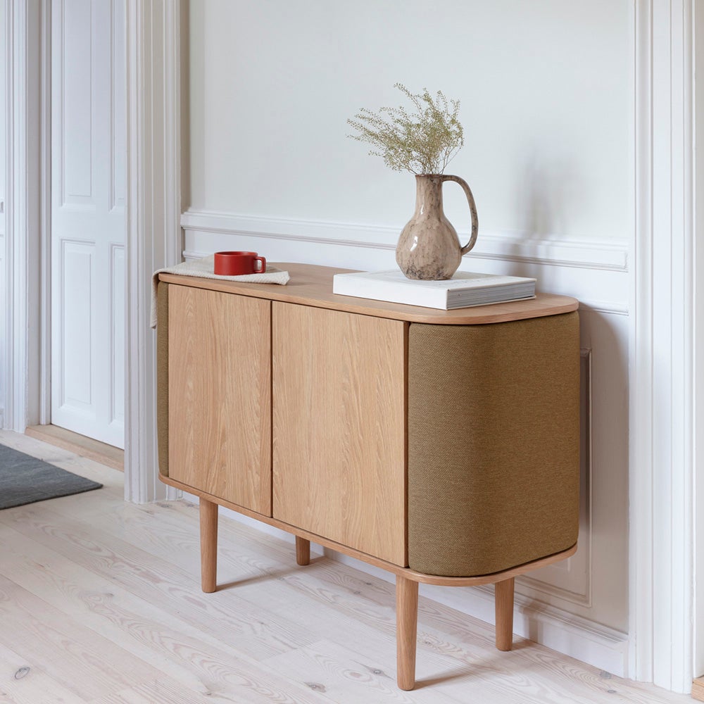 Treasures skab med 2 låger, egetræ/Sugar Brown