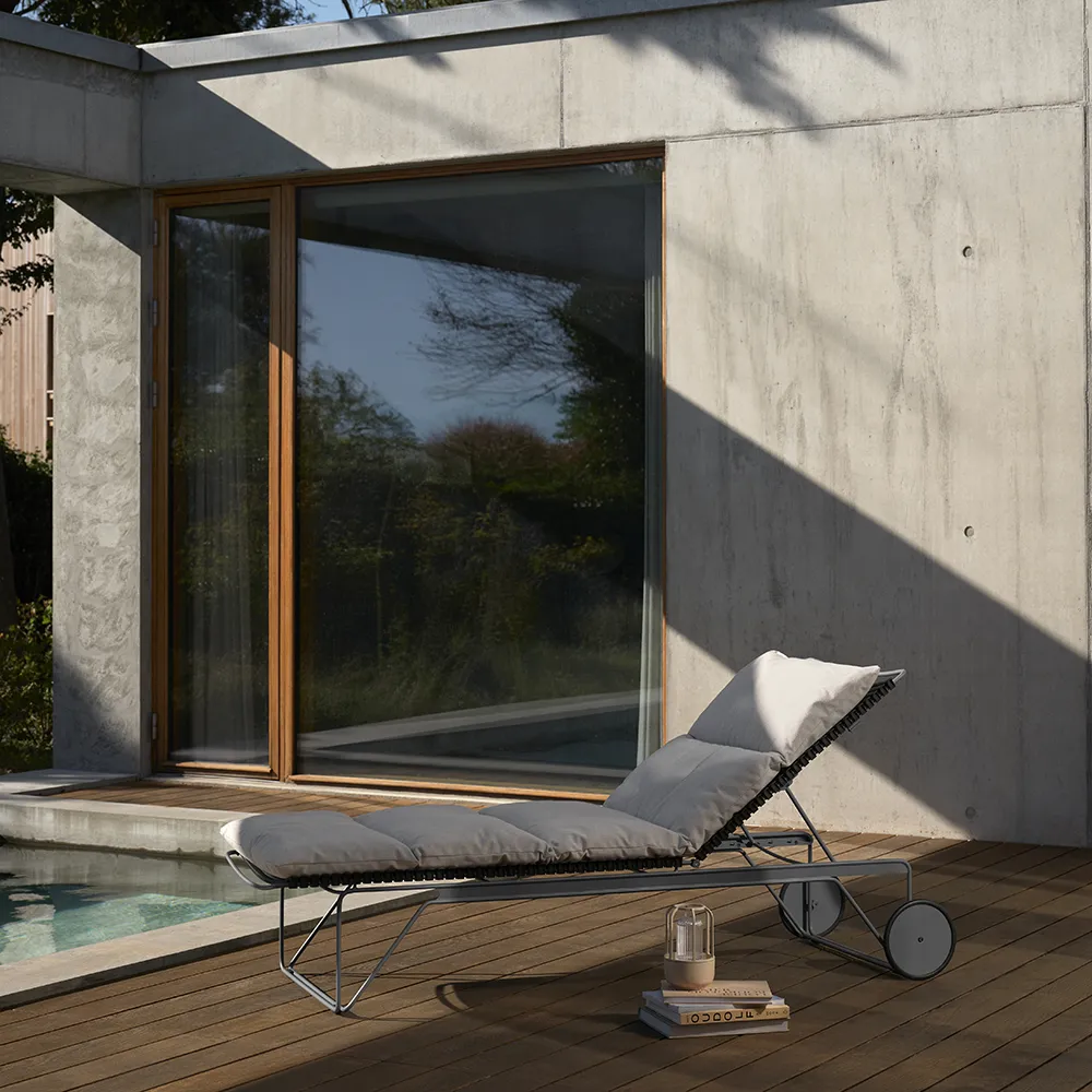 Click Adjustable chaise longue Beige. Frame: Grey