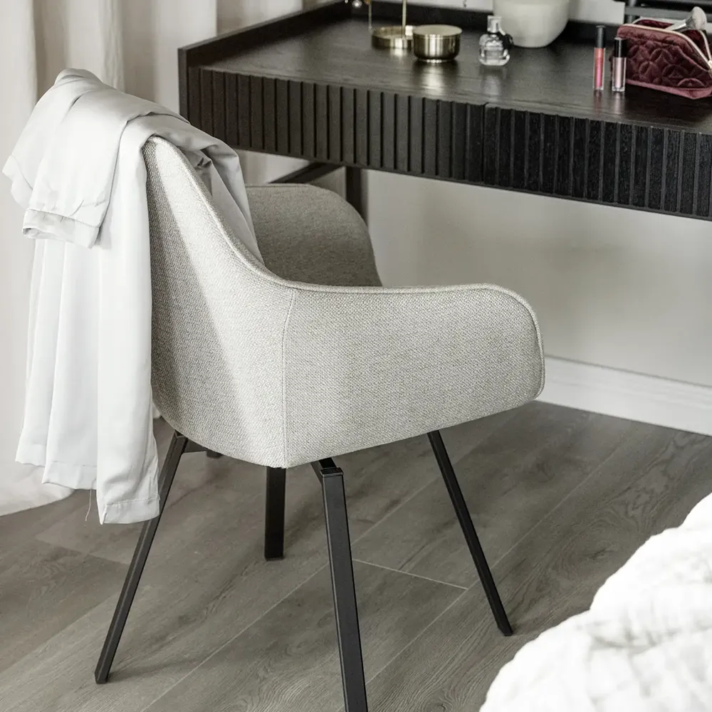 Alison stol med armlæn beige stof/ben i sort metal