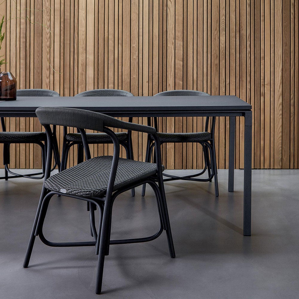 Noble lænestol i rattan sort