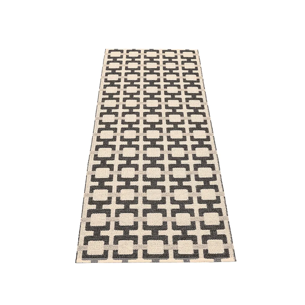 Pappelina, Tom tæppe Black/Cream/Warm Grey 70 x 180 cm